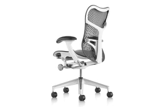 Witte ergonomische bureaustoel met zwart netweefsel, verstelbare armleuning en wielbasis op witte achtergrond.