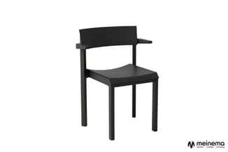 Zwarte stoel met armleuningen en rugleuning, rechte poten, minimalistisch design.