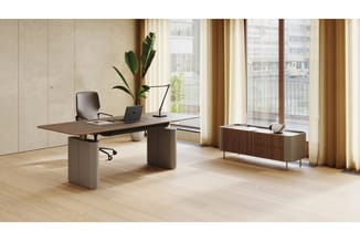 Renz Spark directiebureau met donker blad en geronde kolommen in een lichte ruimte met houten wanden en een sideboard.