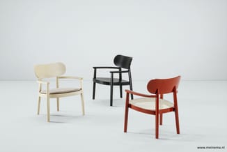 Drie design stoelen met armleuningen in verschillende kleuren (natuurlijk hout, zwart en roodbruin) met diverse zitafwerkinge