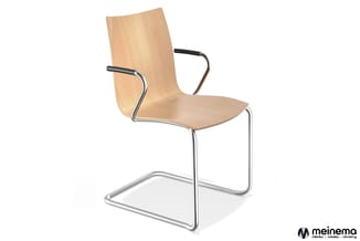 Houten kantoorstoel met armleuningen en chroom sledeframe op witte achtergrond, meinema-logo onderaan rechts.