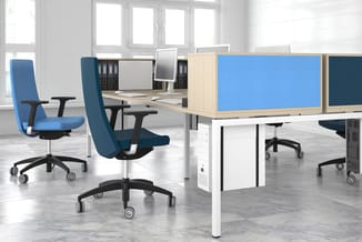 Modern kantoor met blauwe werkstoelen, houten bureaus met blauwe akoestische schermen en witte tafelpoten op marmeren vloer.