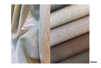 Textielstalen in beige, grijs en bruin tinten, gestapeld en getoond met label "BASAL