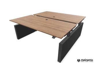 Verstelbare vergadertafel met houten blad in natuurtint, zwart onderstel en centrale regelaar, twee werkplekken schuin tegeno