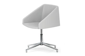 Witte kuipstoel op vierpoots chromen draaibasis, modern design met gebogen rugleuning.