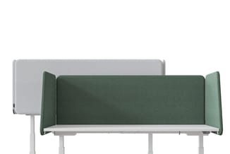 Werkplek met groen akoestisch scherm en grijze achterwand op wit bureau met verstelbare poten.