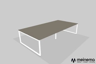 Moderne vergadertafel met grijs blad en wit metalen frame, perspectivisch getoond tegen neutrale achtergrond.