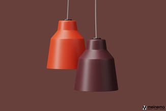 Twee hangende pendellamps met kegelvormige shades in oranje en donkerpaars tegen bruine achtergrond.