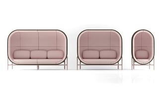 Drie modulaire banken in verschillende maten met roze bekleding en metalen frame, weergegeven naast elkaar.