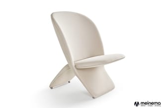 Moderne loungefauteuil in crèmekleurig geweven stof met gebogen rugleuning en geometrische pootconstructie.