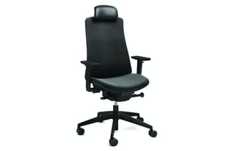 Zwarte ergonomische bureaustoel met donkergrijze stofbekleding, verstelbare armleuningen, hoofdsteun en wipfunctie op wielen.