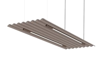 Hangend akoestisch paneel in taupe met gelaagde golfvorm en ingebouwde LED-verlichting.