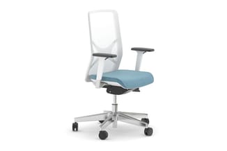 Witte ergonomische bureaustoel met blauw zitgedeelte, netrug, zwarte armleuningen en zilveren onderstel met wielen.
