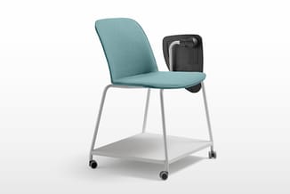 Blauwe werkstoel op wielen met grijzwart metalen frame, zitting met armleuning en zwarte rugzak aan de rugleuning bevestigd.