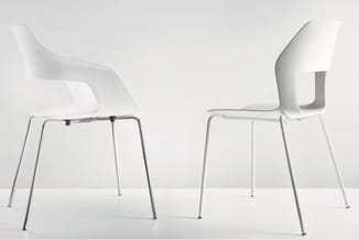 Twee witte kunststof stoelen met metalen poten op een lichte achtergrond. Links model met grijze buisframe, rechts model met
