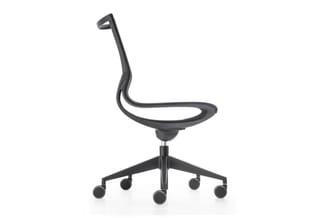 Zwarte bureaustoel met ergonomisch gevormd rugsteun en armsteun, op wipvoet met wieltjes, vrijstaand tegen witte achtergrond.