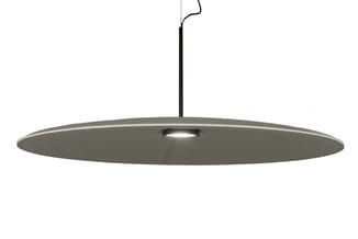 Grijze hanglamp met groot plat rond scherm en zwarte ophanging, LED-element zichtbaar in het midden.