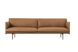 Bruine leren bank met twee zitplaatsen, minimalistisch design met zwarte metalen poten.