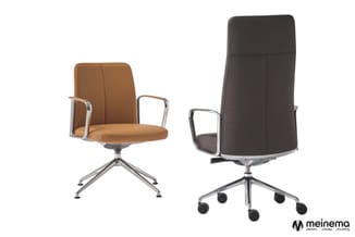 Twee bureaustoelen: links een bruinleren draaistoelbasis met vaste poten, rechts een donkerbruine bureaustoel op wieltjes met