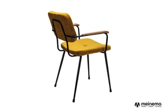 Gele stoel met armleuningen, houten accenten en zwart metalen frame, gezien vanaf achter tegen witte achtergrond.
