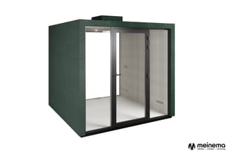 Groene akoestische belcel met zwart frame, glazen deuren en grijze binnenwanden. Meinema-logo onderaan rechts.