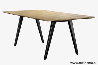 Vergadertafel met natuurlijk houten blad en zwart stalen poten, rechthoekig ontwerp.