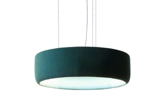 Groene hangende akoestische plafondlamp met cilindervormige stof en onderuitlichtend paneel.