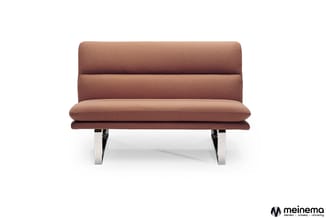 Bruine loungefauteuil met gestoffeerde rugleuning en zitting op glanzende metalen poten, tegen witte achtergrond.