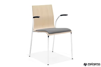 Moderne stoel met licht houten gebogen rugleuning, donkergrijs zitgedeelte, witte metalen poten en zwarte armsteunen.