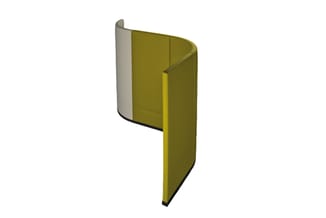Gele akoestische scheidingswand met geïntegreerde doorzichtige kunststof bovenpanelen voor zichtlijnen, op zwart onderstel.