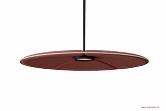 Hangende akoestische lamp met rood-bruine schijfvormige kap en zwarte ophanging, onderaanzicht.