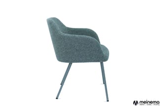Grijsblauwe fauteuil met gewelfd zitgedeelte en armsteunen, grijze metalen poten, vooraanzicht tegen witte achtergrond.