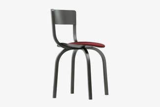 Moderne stoel met grijs gebogen houten frame, rode zitting en rugleuning in licht design.