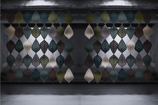 Decoratieve wandpanelen met bladvormen in groentinten, grijstinten en beige op stalen ophangstructuur in moderne kantoorruimt