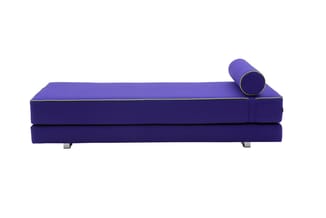 Paarse moderne bank met twee zitplekken, metalen poten en bijpassend cylindrisch kussen op de rugleuning.