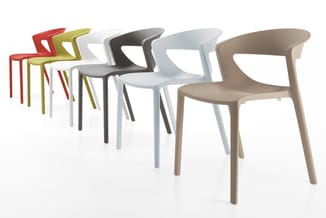 Rij moderne stoelen in verschillende kleuren: rood, olijfgroen, wit, zwart, lichtgrijs en taupe, met gebogen rugleuning en vi