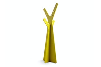 Gele garderobe staander met twee verticale poten en V-vormige bovenkant met haken, op witte achtergrond.