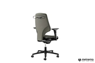 Ergonomische kantoorstoel met grijze rugleuning en zwarte zitting, verstelbare armleuningen en zwart onderstel met wielen.
