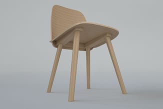 Houten stoel met licht naturel finish, gebogen rugleuning, zitschaal en vier rechte poten, vrijstaand tegen neutrale achtergr