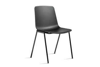 Zwarte moderne stoel met kunststof zitting en zwart metalen frame op vier poten tegen witte achtergrond.