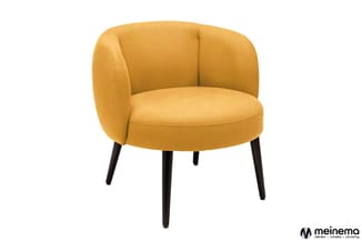 Gele fauteuil met ronde zitting, gebogen rugleuning en zwarte poten op witte achtergrond.
