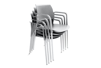 Gestapelde kunststof kantookstoelen met armleuningen en perforeerde rugleuning, aluminium poten, grijs en zwart.