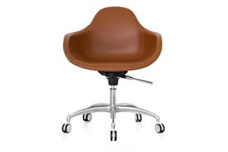 Bruine lederen bureaustoel met ergonomische schaalvormige rugleuning, zwarte gasveer, aluminium kruisvoet en zwenkwielen.