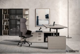 Modern kantoor met grijze bureaustoel, licht houten bureau met zwarte frame, wandkast met vakken, grijs tapijt en abstract sc