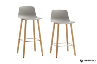 Twee grijze barkrukken met houten poten en metalen voetsteun, tegen witte achtergrond.