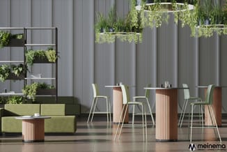 Modern kantoor met groene modulaire bank, houten bartafels met groene barkrukken, hangende plantenbakken en staande plantenre