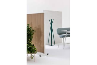 Cascando Bend kapstok in Pine Green in een lichte kantoorruimte met planten en zitmeubilair.