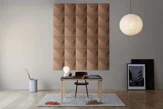 Minimalistische kantoorruimte met houten bureau, zwarte stoel, beige geluidsabsorberend wandpaneel, hangende papieren bol-lam