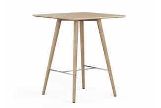 Houten bartafel met vierkant tafelblad, vier schuine poten en metalen voetsteun, naturel kleur.