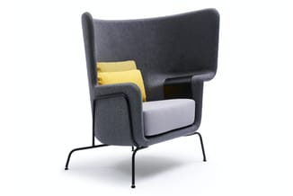 Grijze oorfauteuil met hoog ruggedeelte, gele en witte kussens, zwart metalen pootframe.